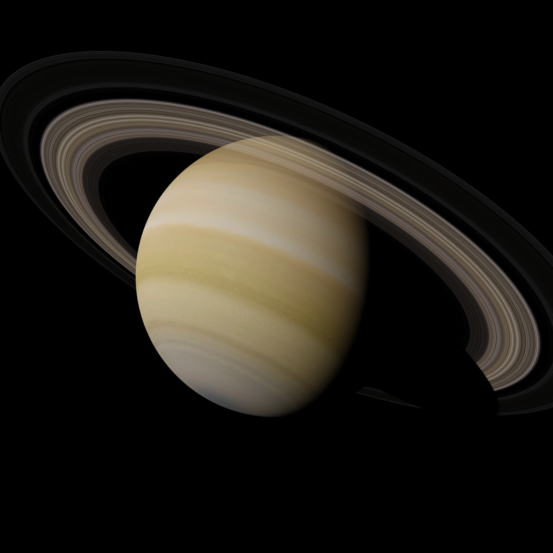  Planet Saturn mit hellem Ringsystem und gelblicher Atmosphäre vor schwarzem Hintergrund